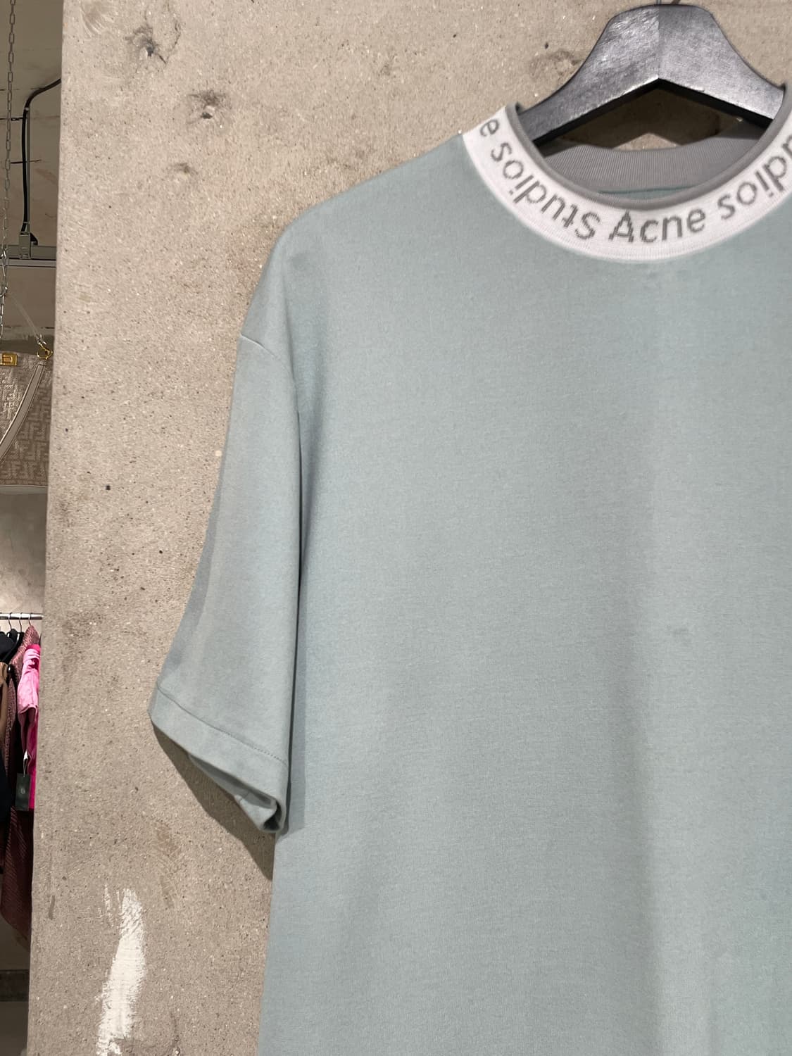 아크네 스튜디오 민트 나비드 넥 로고 하프티 상품이미지2