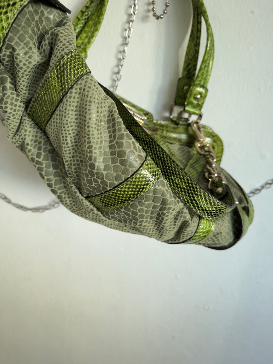 guess y2k 파이톤 레더 토트 & 숄더백 상품이미지3