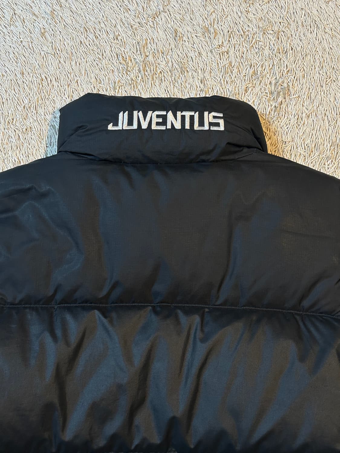 나이키 유벤투스 소매로고 푸퍼 패딩 블랙 상품이미지4