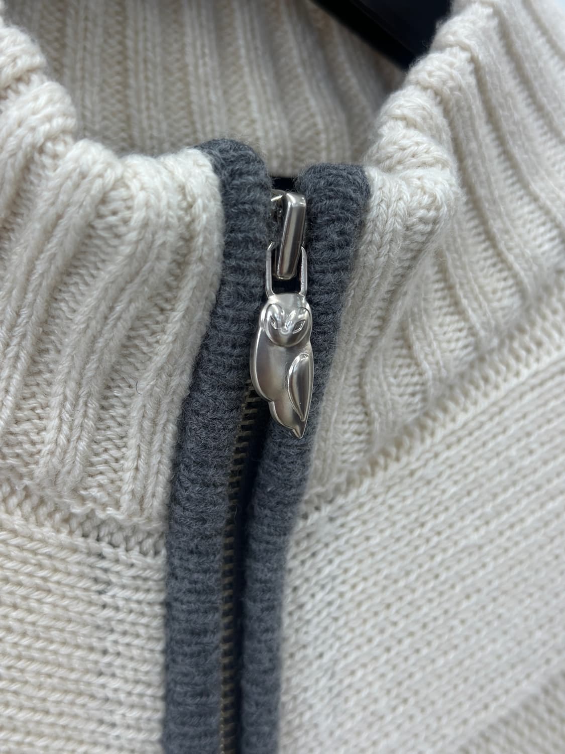 럭키 슈에뜨 25SS 아이보리 배색 케이블 니트집업  상품이미지7