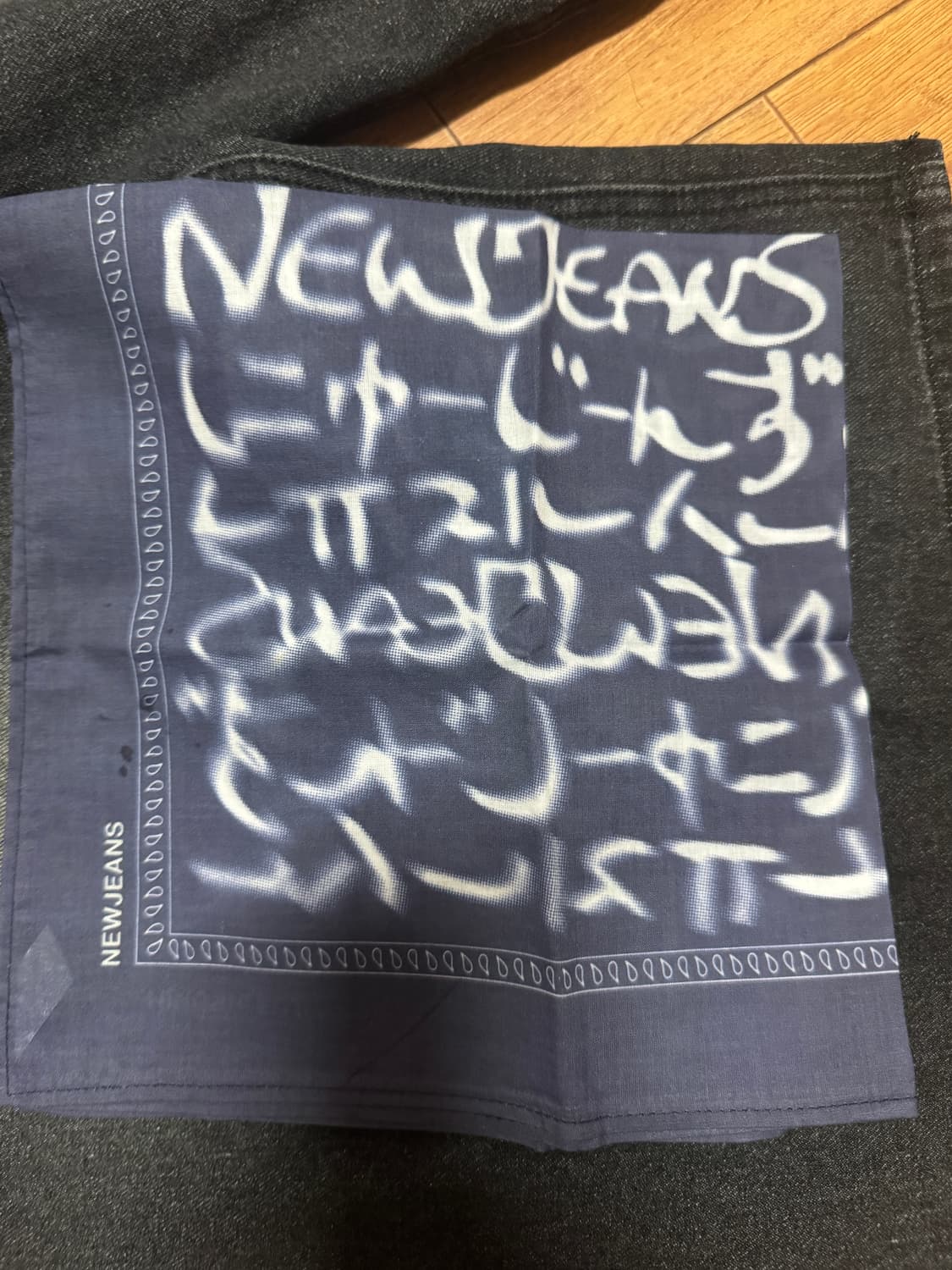 뉴진스 x 후지와라 히로시 꼴레 반다나 블랙 - 일본 한정 상품이미지1