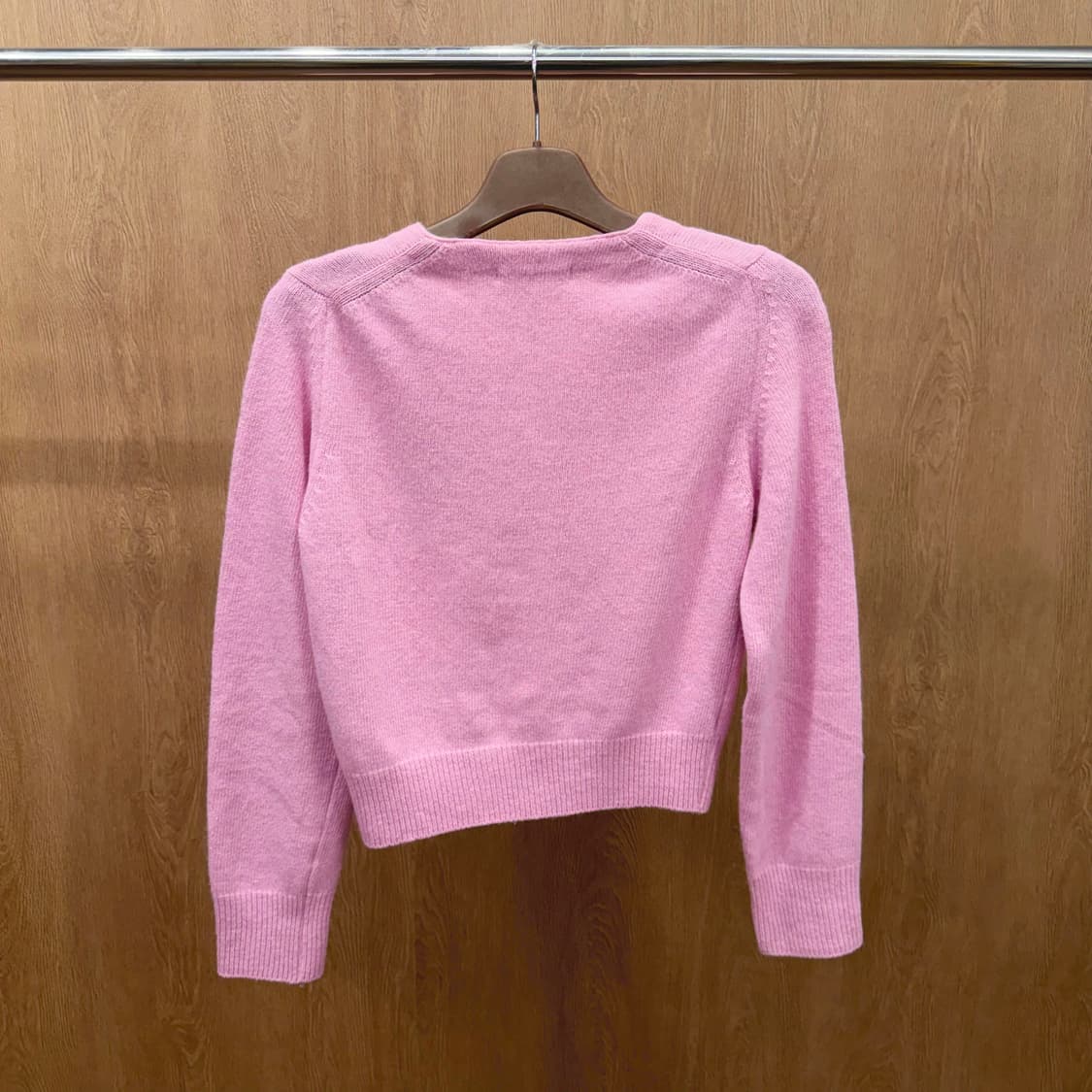 마르디 메르크디 긴팔 브이넥 가디건 밑단 시보리 로고 자수 디테일 핑크 상품이미지3