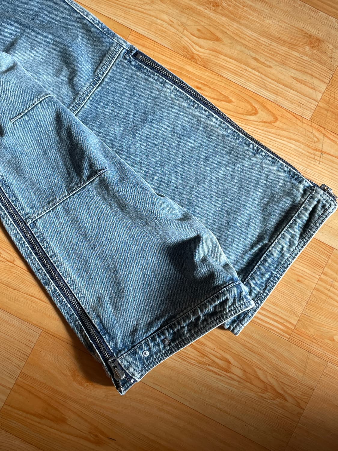 앤더슨벨의 워시드 블루 지퍼 와이드 레그 진 상품이미지7