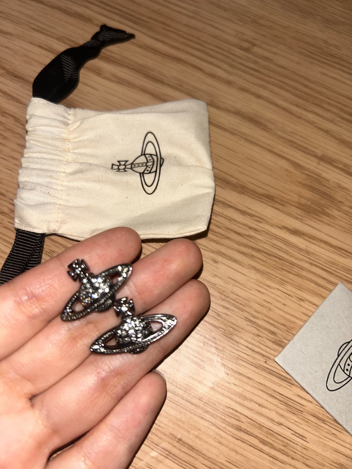 비비안웨스트우드 미니 바스 릴리프 귀걸이 상품이미지2