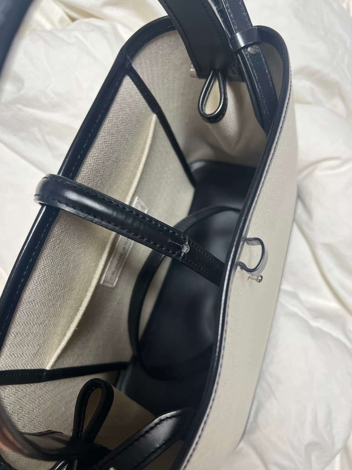 킨더살몬 레더트림드 캔버스 크로스 백 상품이미지2