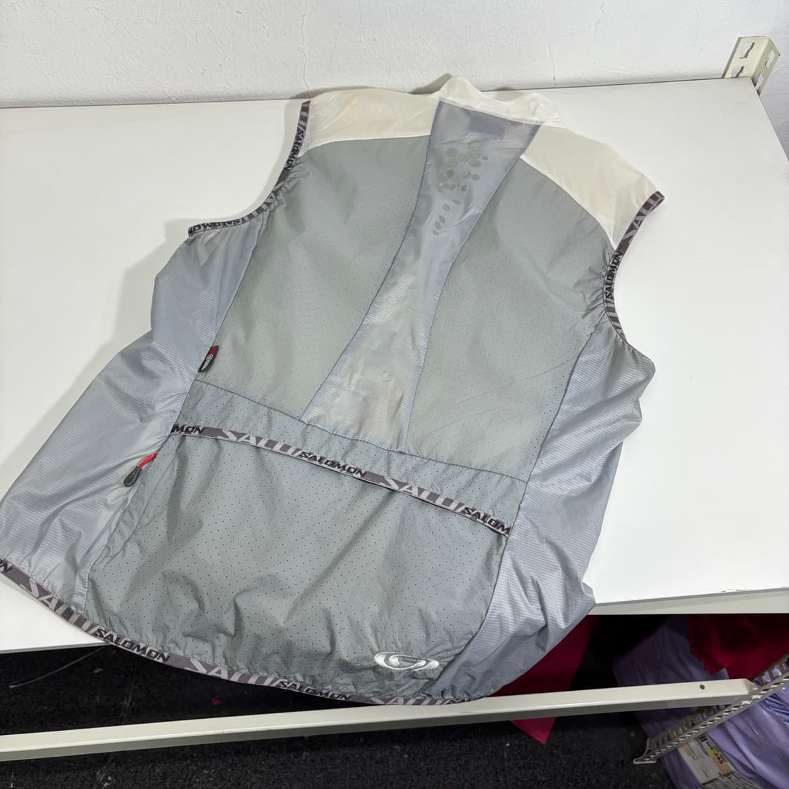 L 살로몬 화이트 경량 바람막이 조끼 상품이미지2