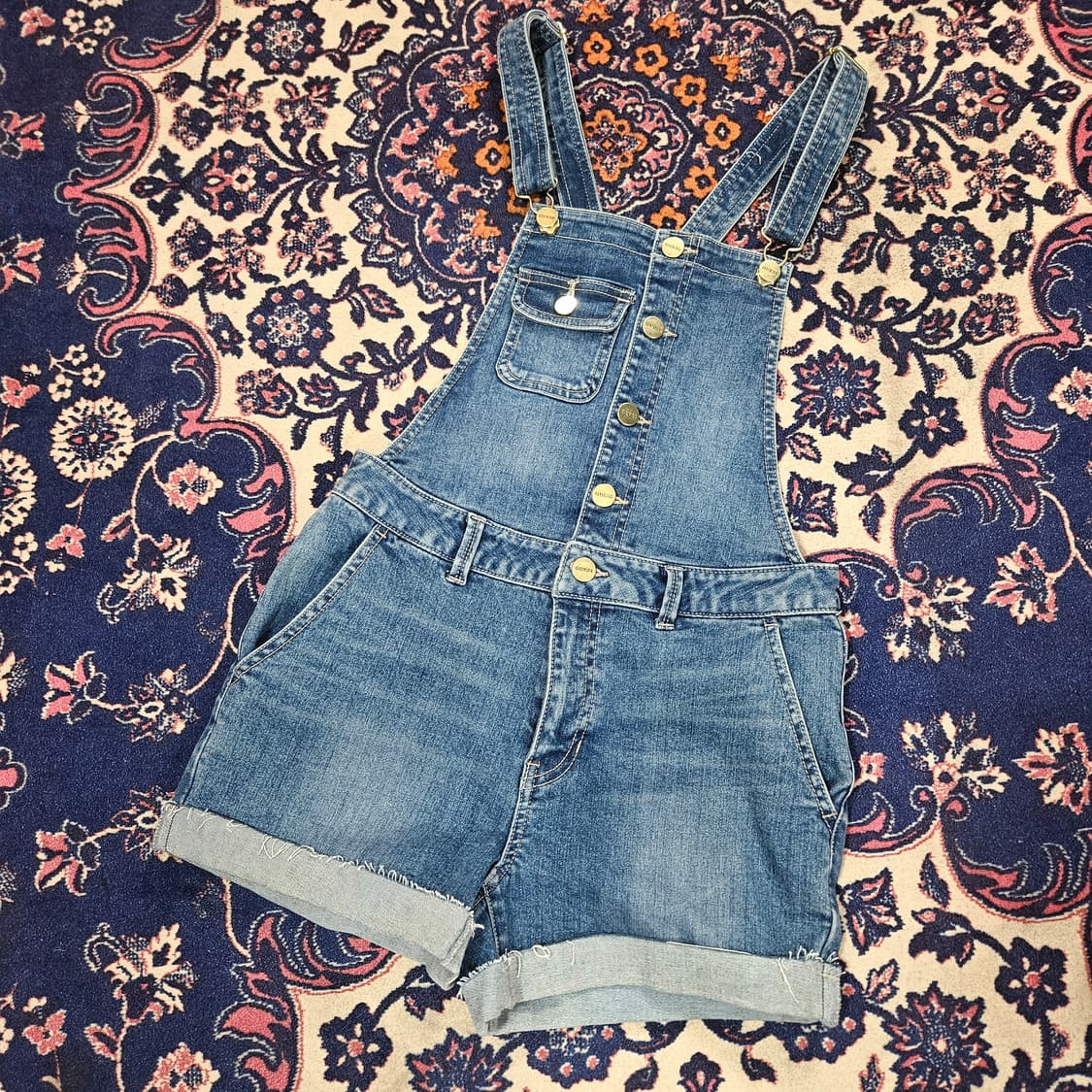 게스(GUESS) 골든 버튼 데님 멜빵 반바지 26 상품이미지1