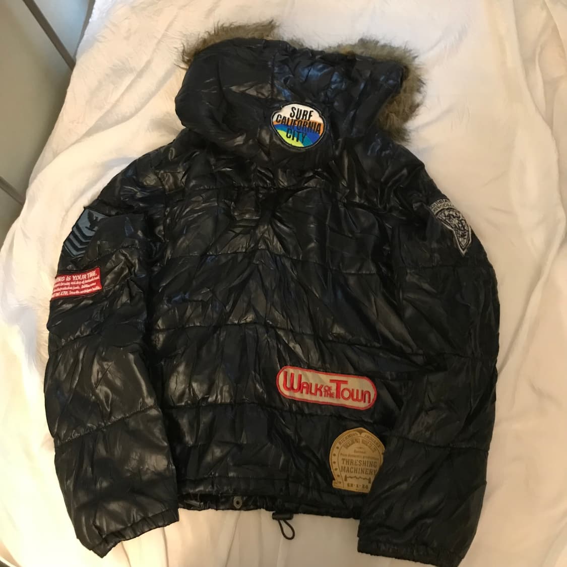 Marna 펑키 와펜 유광 퍼 후드 퀄팅 자켓 상품이미지6