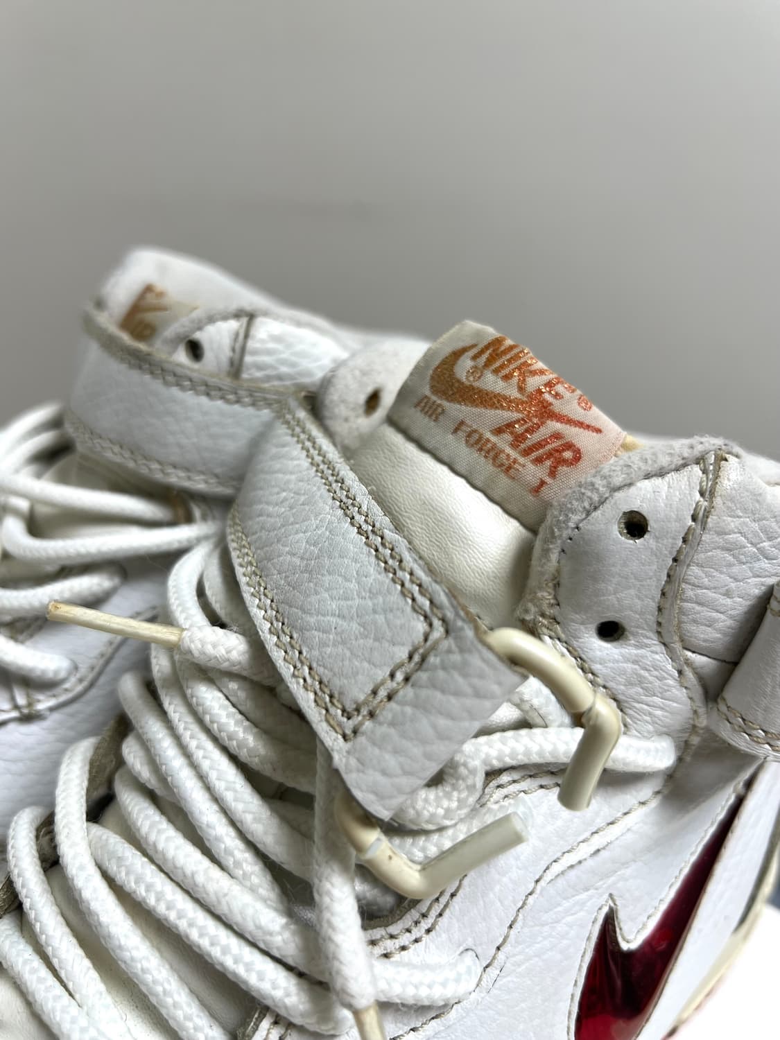 [275] 나이키 에어 포스 원 미드 빨강 메탈 뽈록이  상품이미지3