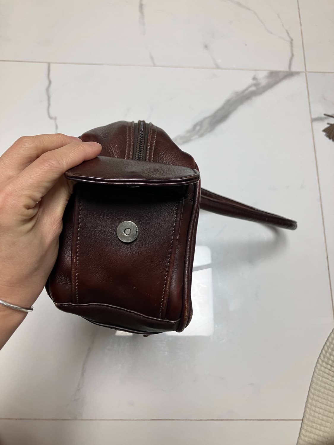 ox blood 버건디 브라운 스트라이프 이스트웨스트 보울러 숄더백 상품이미지4