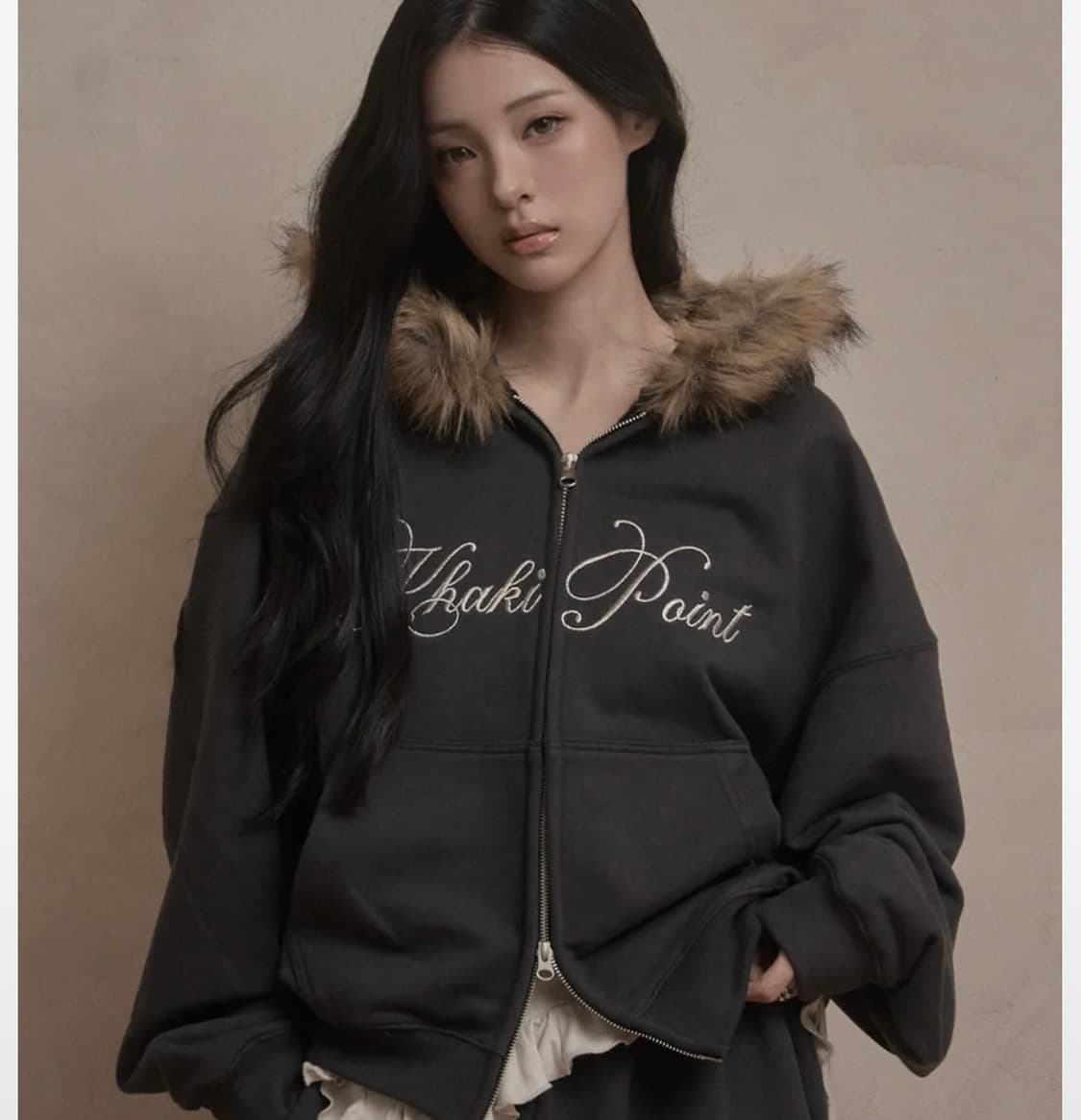 카키포인트 레터링 퍼 후드집업 상품이미지1