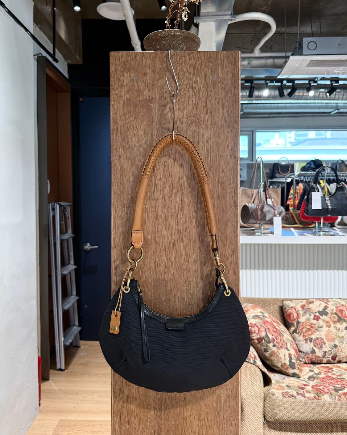 구찌 블랙 크레센트 포셰트 숄더백  상품이미지1