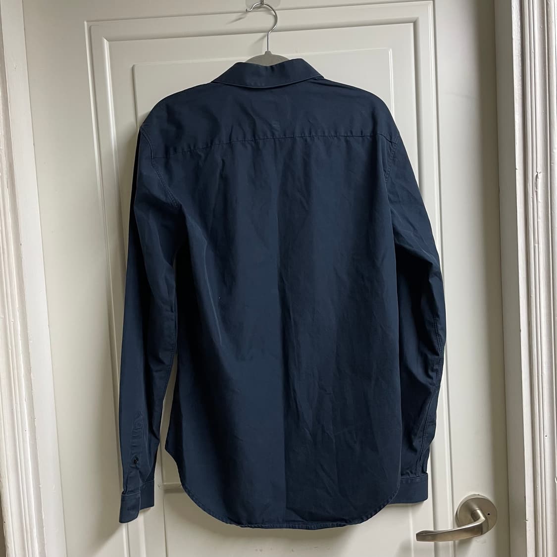 산드로 네이비 색상 긴팔 셔츠입니다 상품이미지5