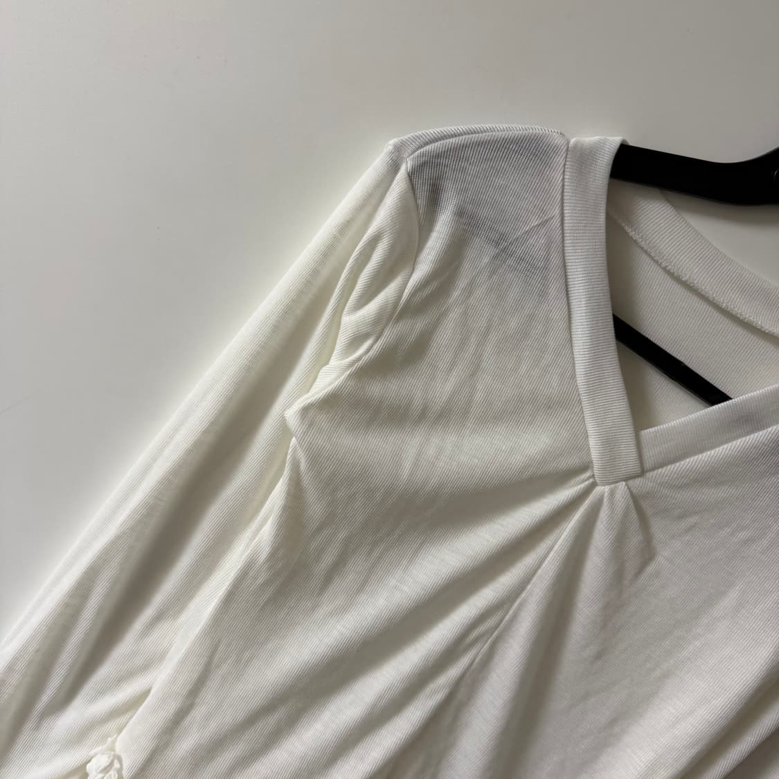 새상품 여자 밑단 프릴 브이넥 긴팔티 상품이미지3