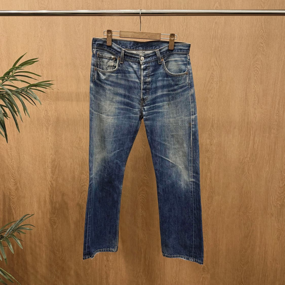 리바이스 501 워싱 데님 팬츠 레드 탭 디테일 레귤러 스트레이트핏 중청 상품이미지1