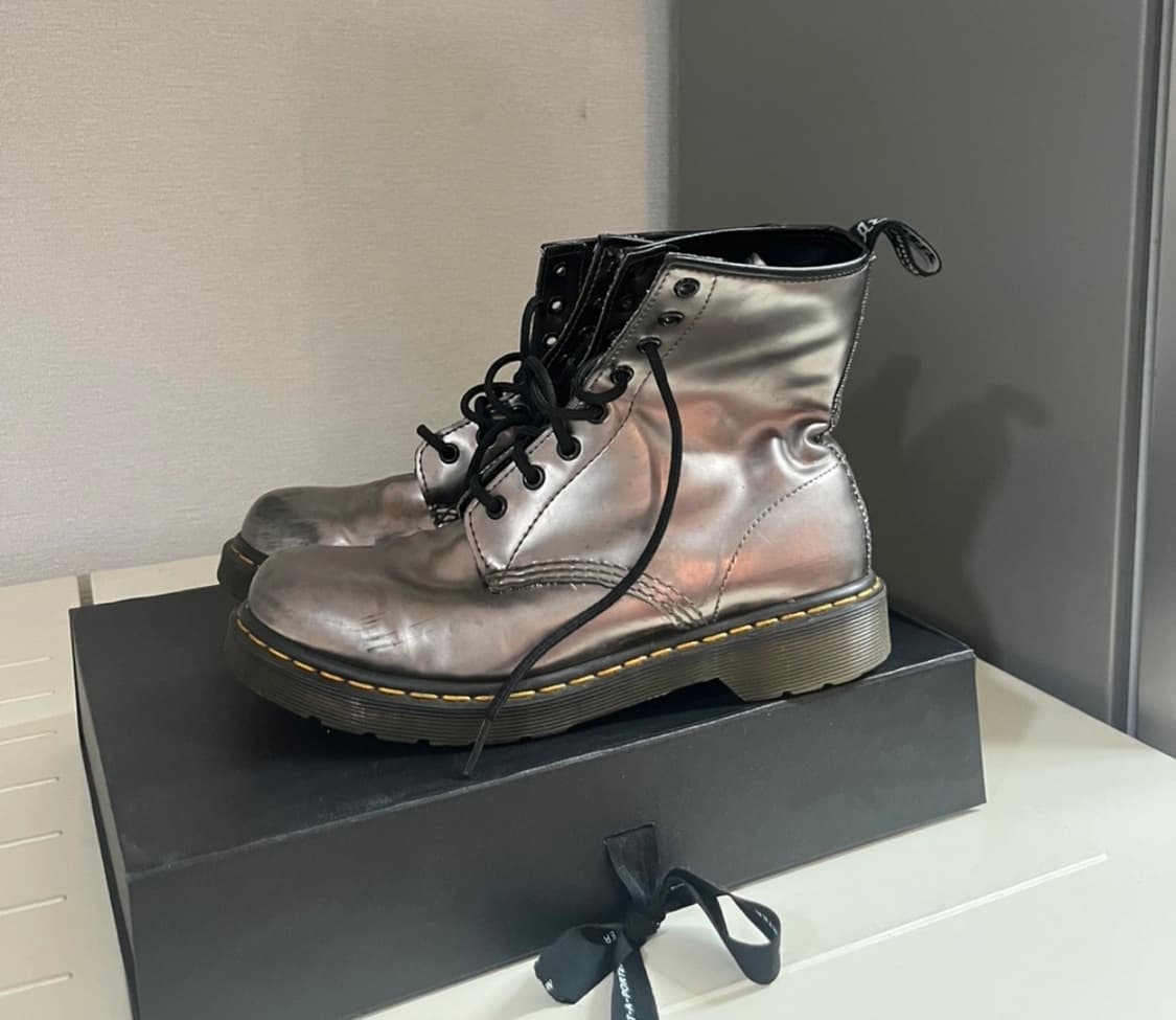 닥터마틴 실버 사이즈 245-250 (US 8) 상품이미지1