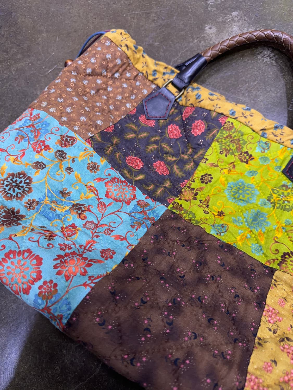패치워크 플라워 퀼팅 핸드메이드 레더 배색 토트백 상품이미지4