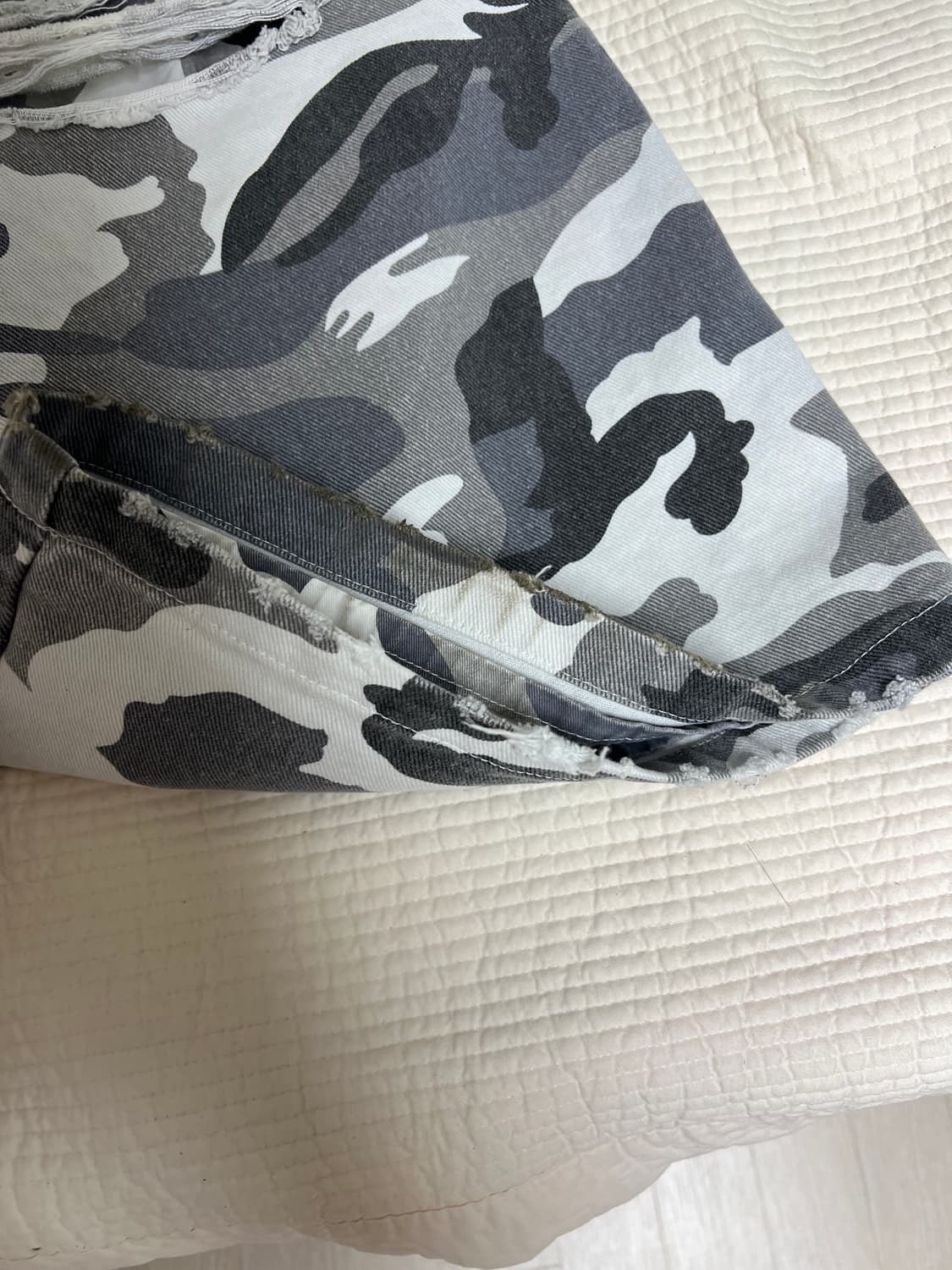 에모스탠스클럽 더블 레이어드 디스트레스드 카모 팬츠 화이트 카모 상품이미지3