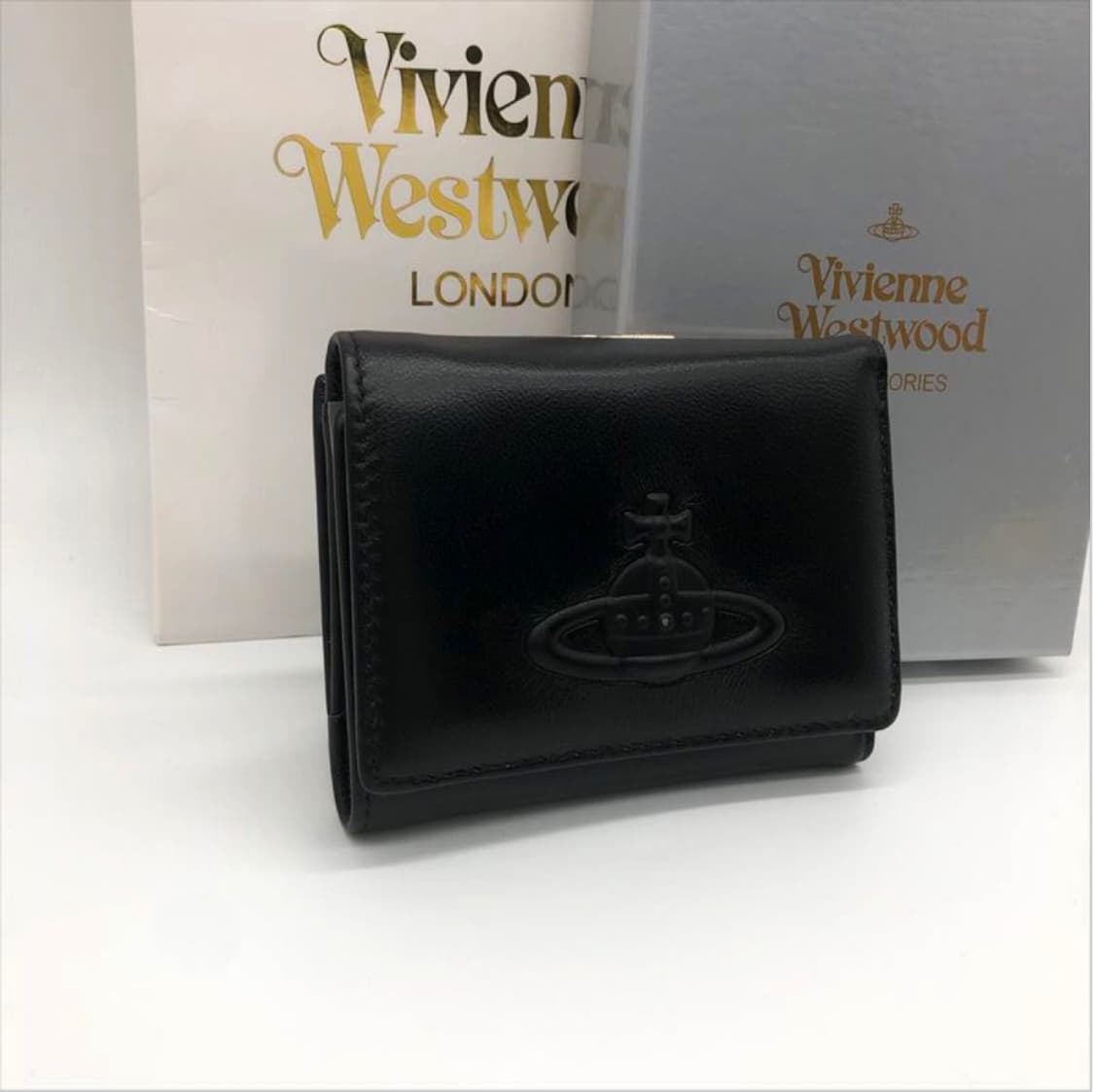 비비안웨스트우드 아카이브 앰보싱 orb 블렉 레더 하프월렛 반지갑 상품이미지2