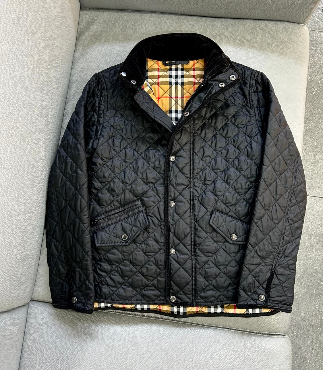 버버리 키즈 하이넥 코듀로이 퀼팅 블랙 자켓(10세) 상품이미지1