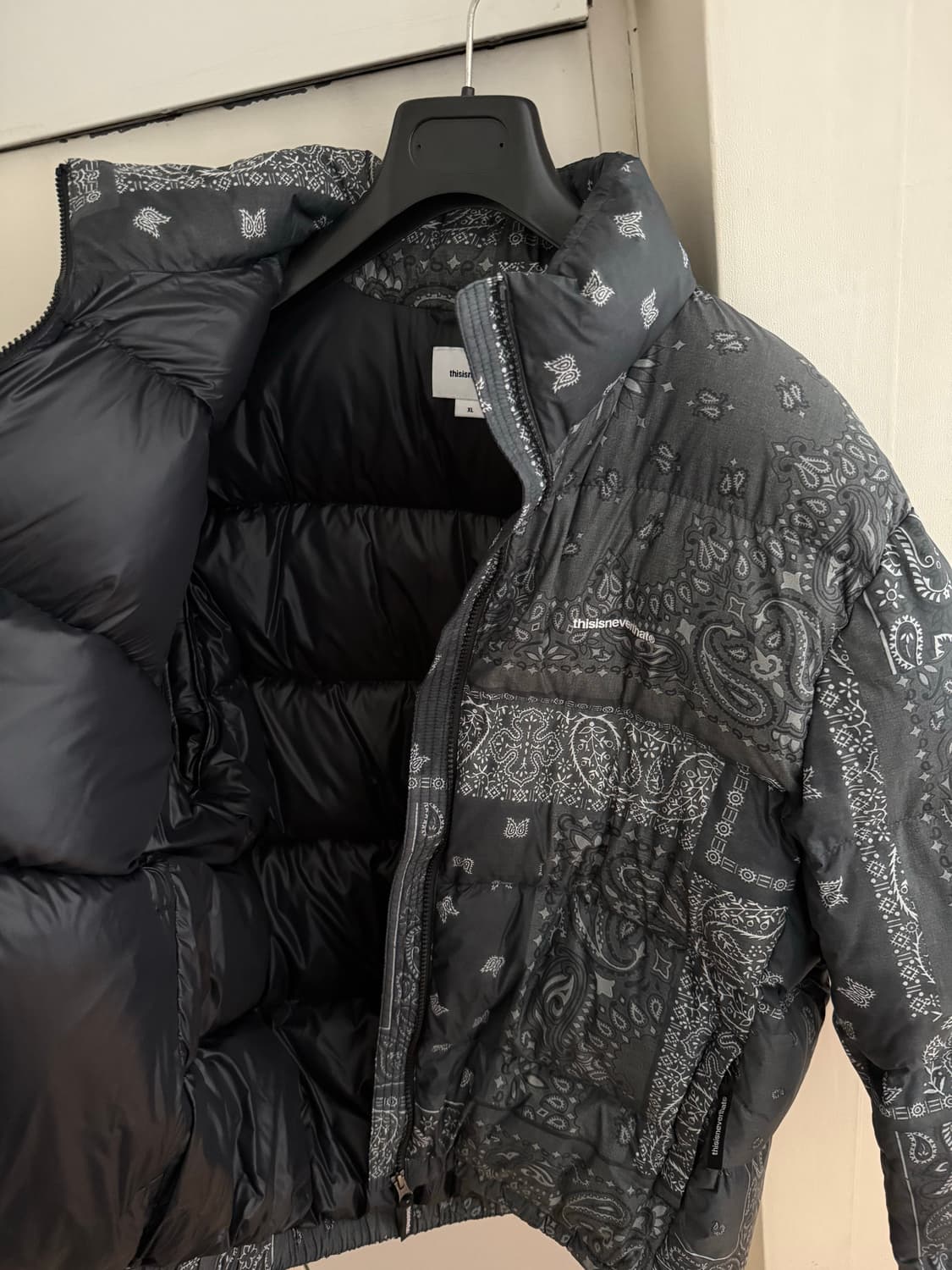 XL) 디스이즈네버댓 반다나 덕다운 패딩 블랙 상품이미지4