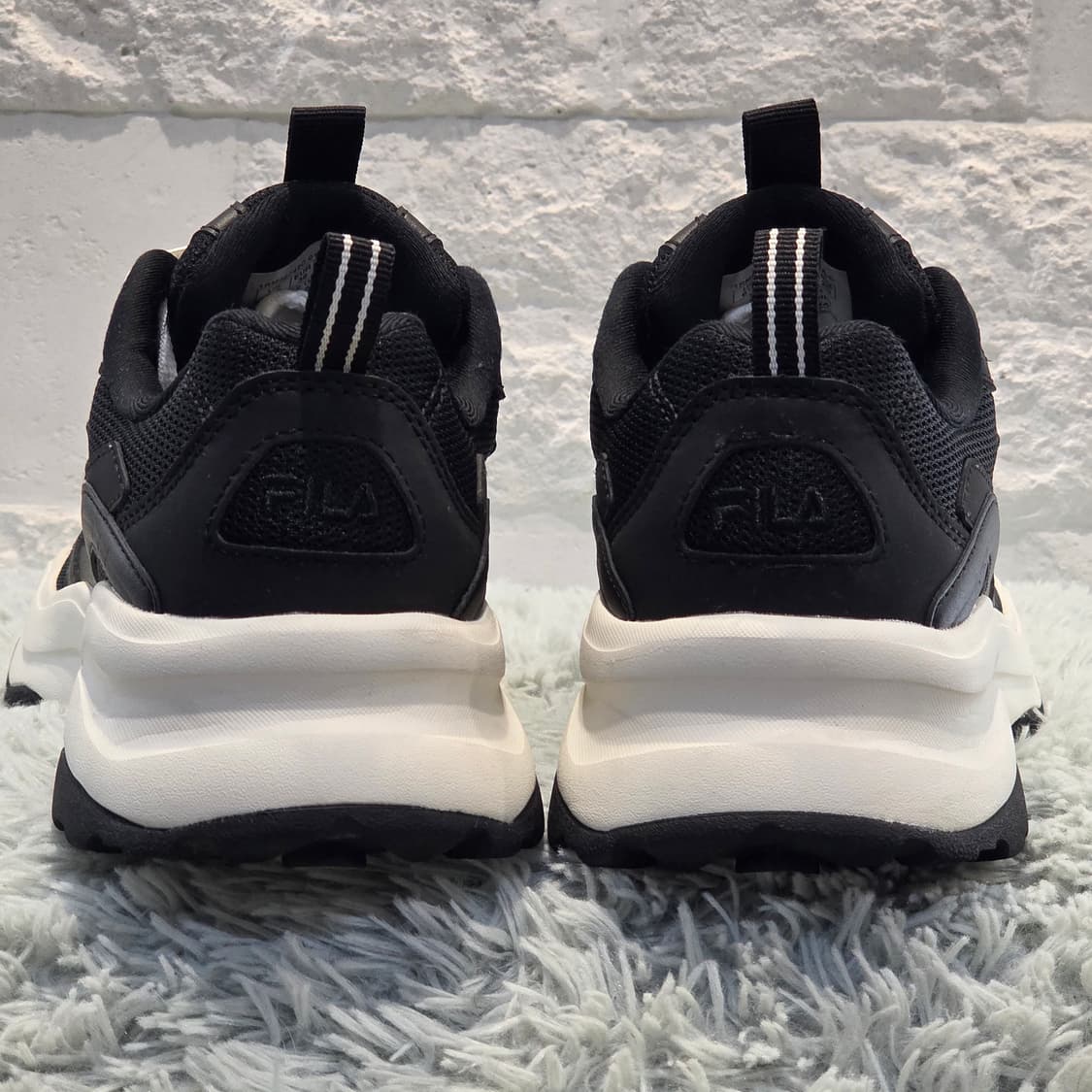 6q-27:휠라 레이 트레이서 블랙 화이트 (25cm) 상품이미지3