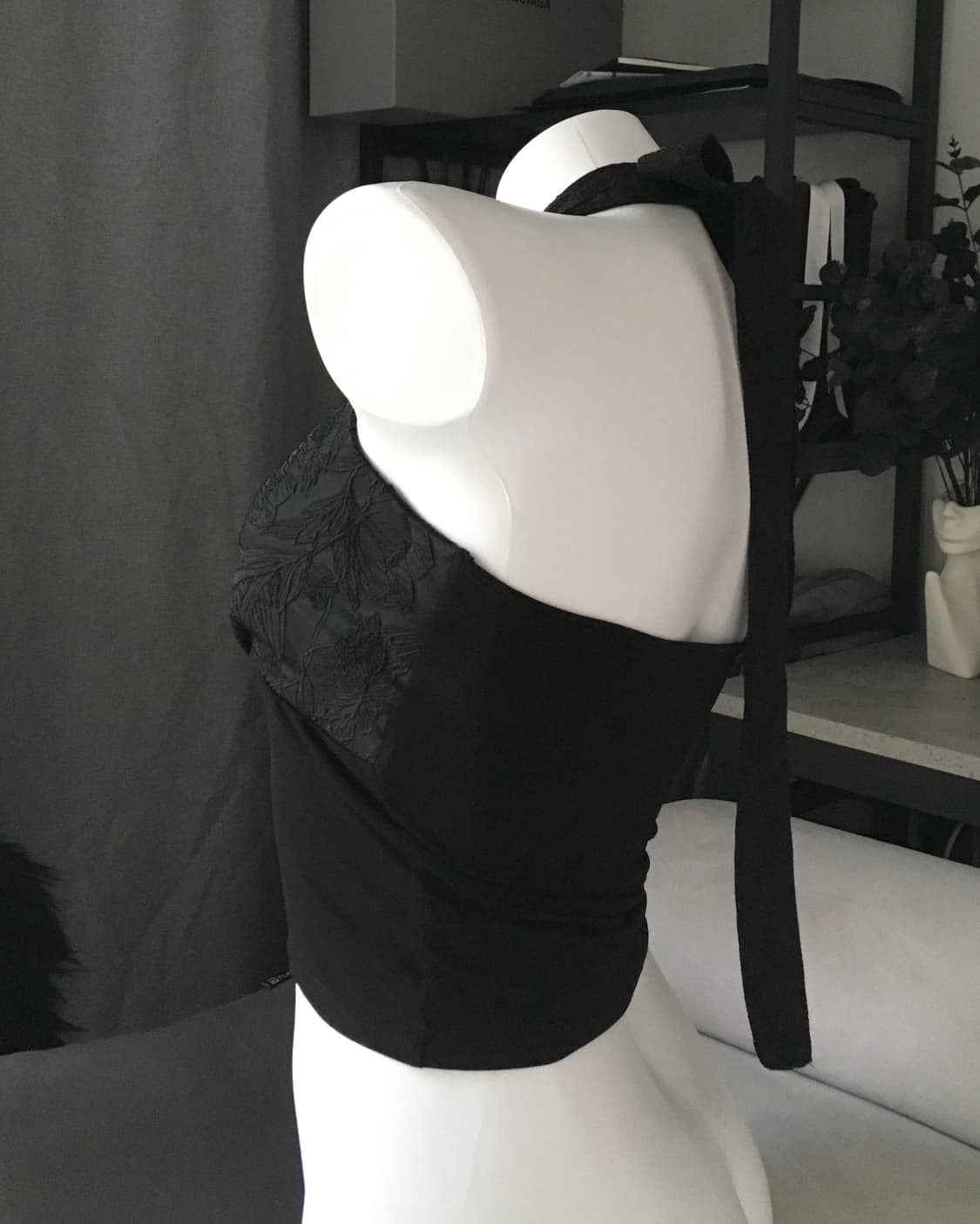 ༒ BLACK FLOWER HALTER TOP 상품이미지4