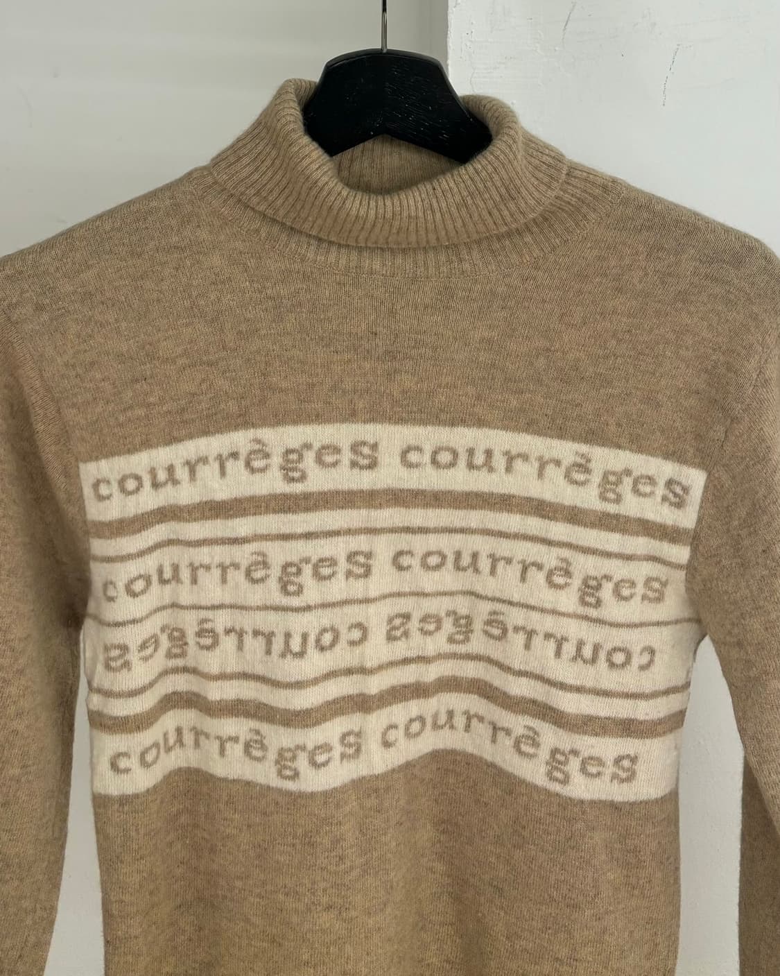 꾸레쥬 로고 하이넥 니트 스웨터 상품이미지2