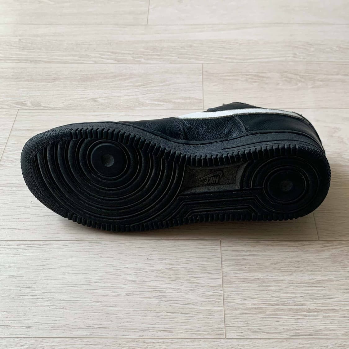 나이키 에어포스1 로우 검흰 상품이미지5