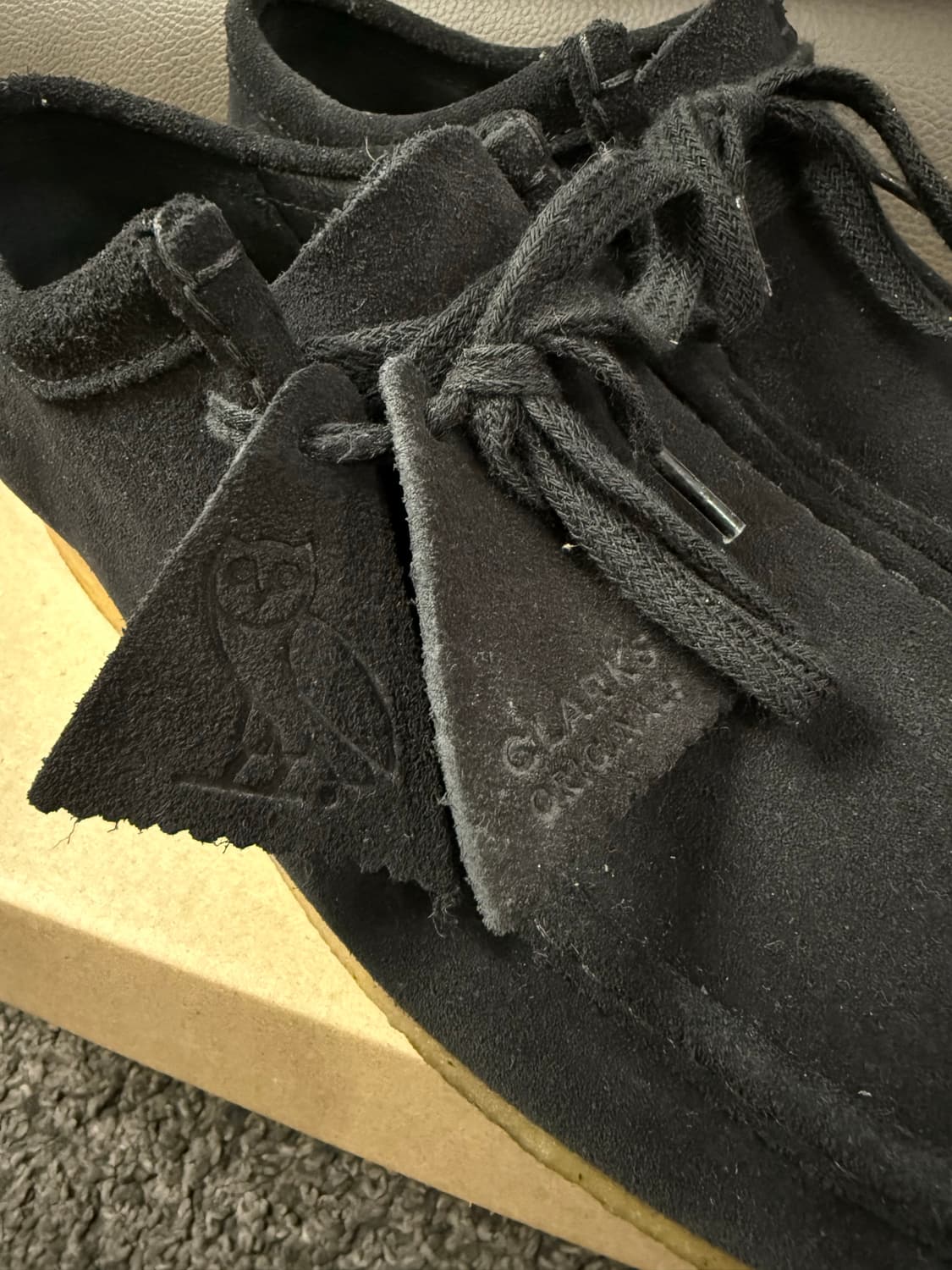 (US9) OVO x 클락스 왈라비 블랙 상품이미지2