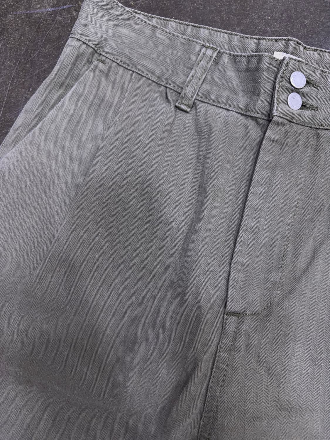 어나더오피스 해링본 핀턱 오피서 팬츠 올리브 1사이즈 상품이미지4