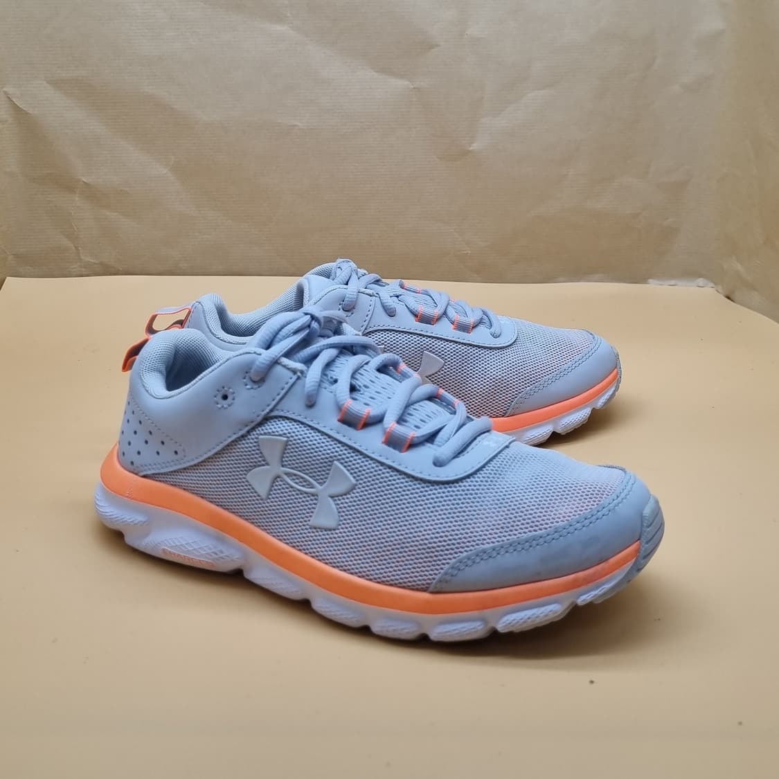 언더아머UA 차지드 어서트8 여성운동화240. 상품이미지1