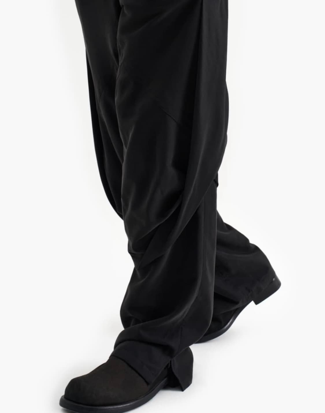 구매글) 지용킴 23 24 드레이핑 팬츠 S 구합니다  상품이미지1