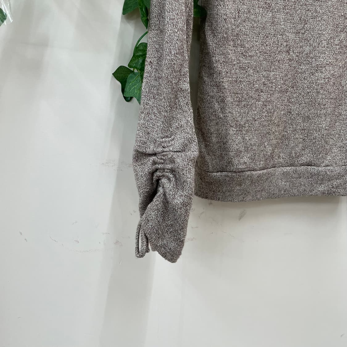 브라운 브이넥 소매 아일릿 셔링 긴팔 니트 상품이미지3