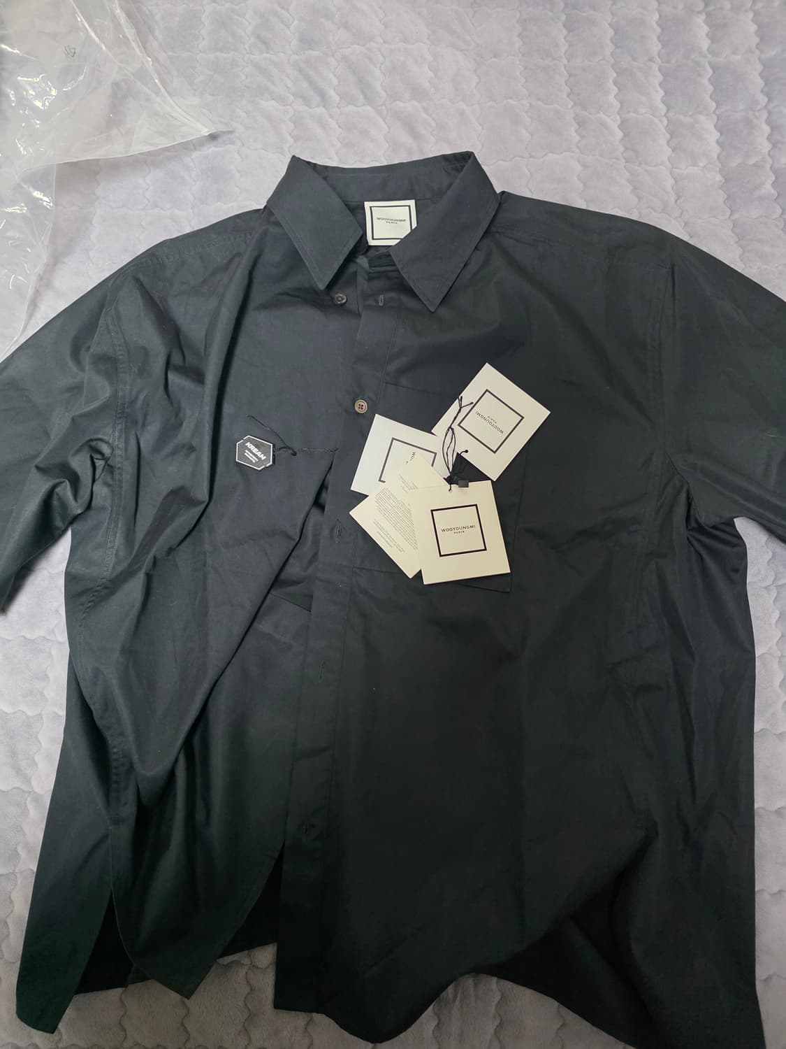 우영미 백로고 숏슬리브 셔츠 블랙 - 24SS 52사이즈 상품이미지1