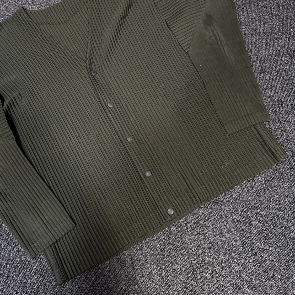 옴므플리세 카키 가디건 상품이미지3