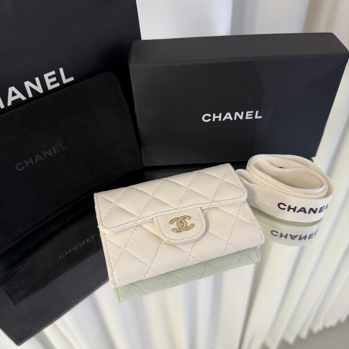 샤넬 클래식 캐비어 카드 홀더 그레인드 카프스킨 & 골드 메탈 화이트  상품이미지5