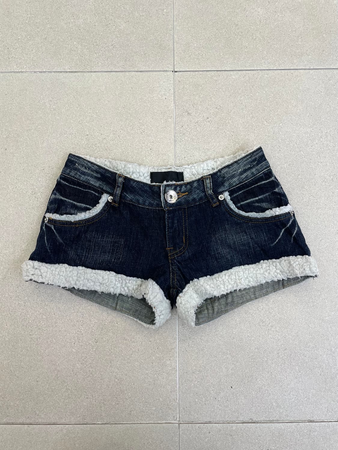 워싱데님 퍼 숏츠 상품이미지1