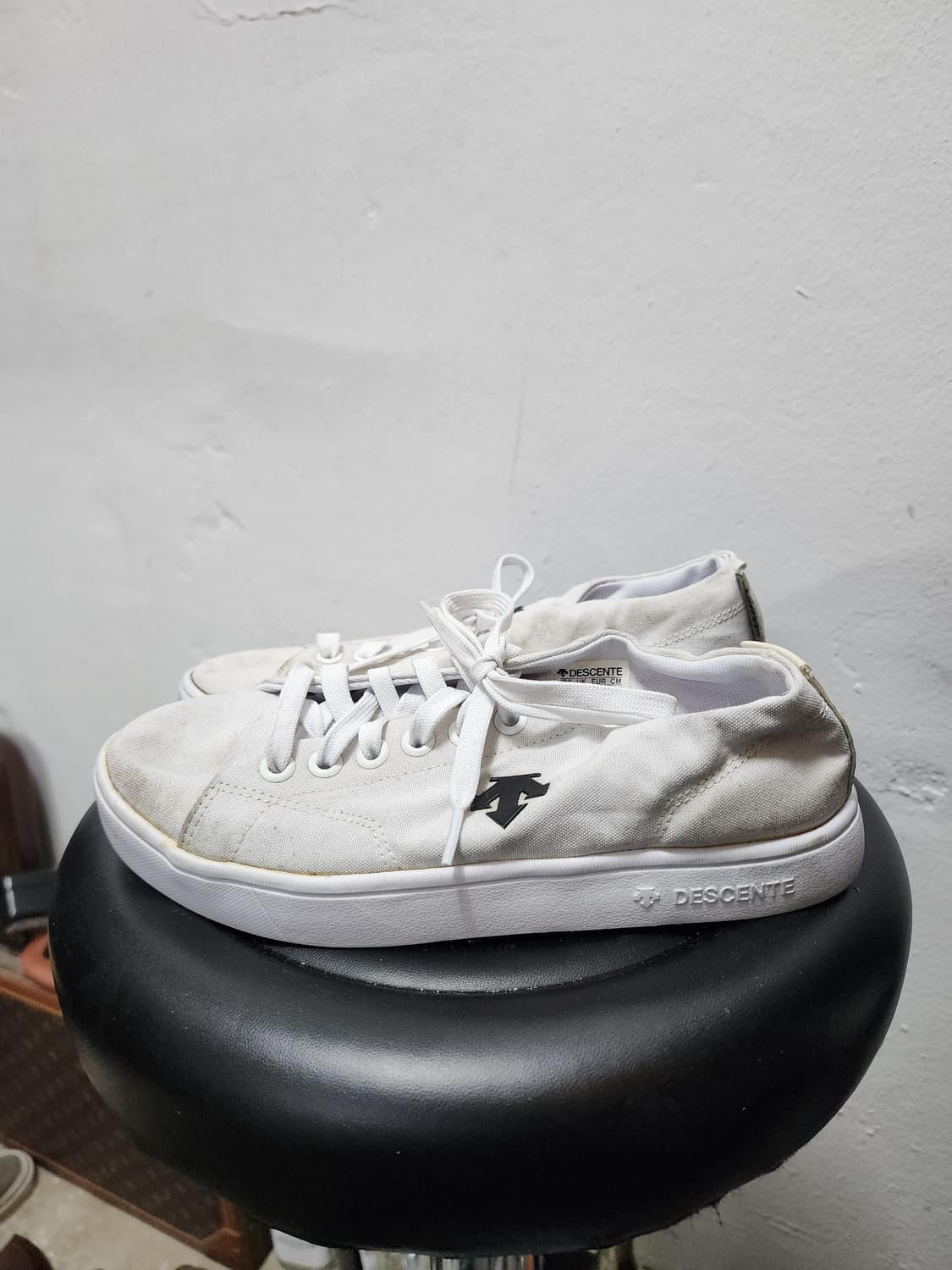 데상트 흰색 스니커즈 운동화 상품이미지4