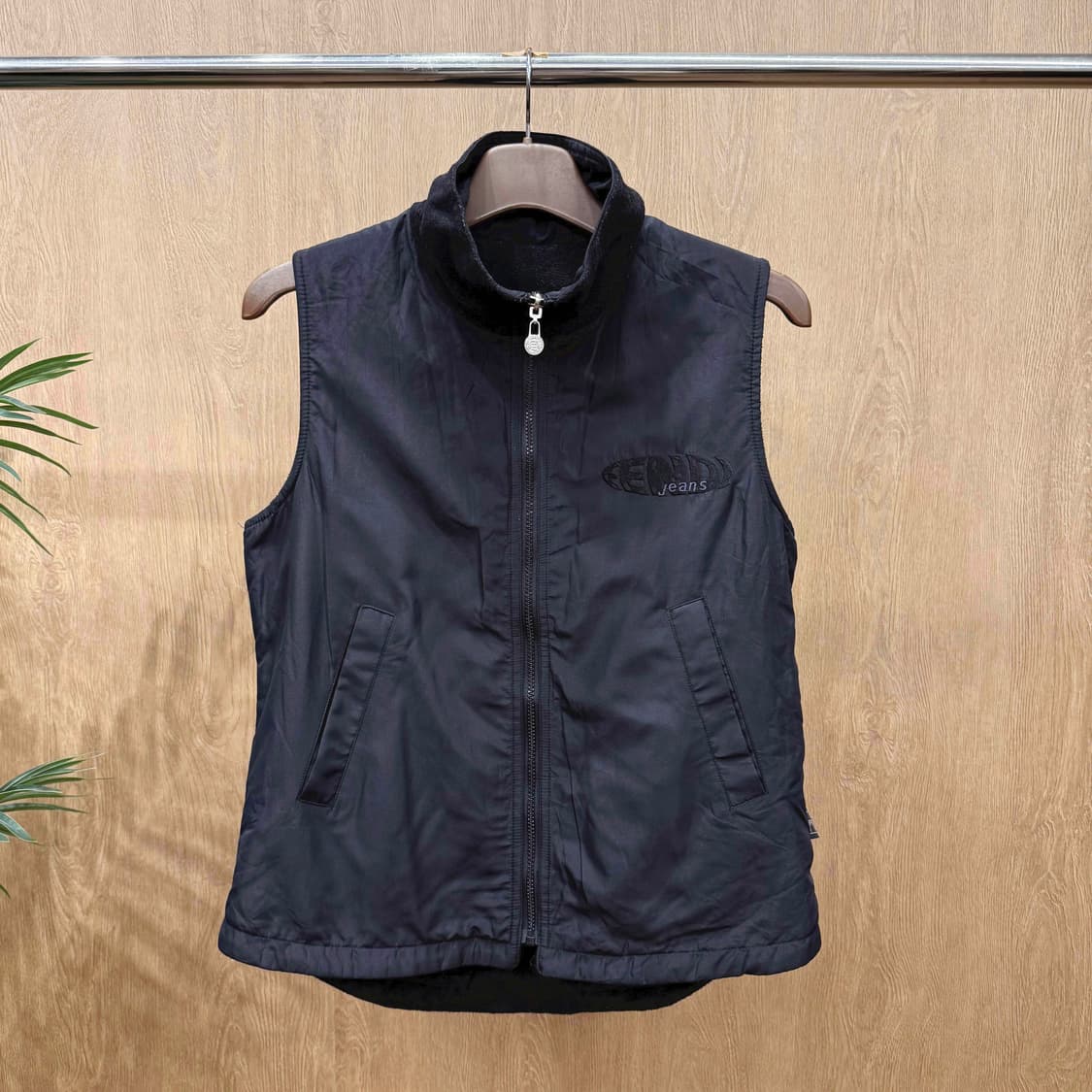 펜디 진스 플리스 안감 집업 베스트 후면 빅로고 자수 디테일 블랙 상품이미지1