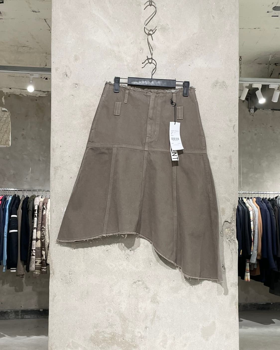 커런트 카키 에이시머트리 플레어 미디 스커트 상품이미지1