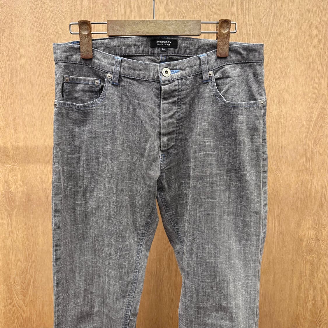버버리 블랙 라벨 데님 팬츠 워싱 5포켓 로고 자수 디테일 그레이 상품이미지4