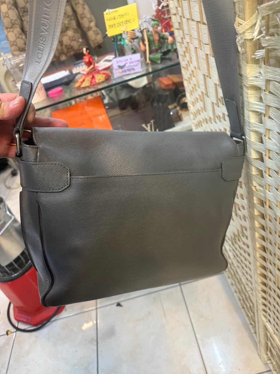 정품 루이비통 타이가 로만 크로스백 팝니다 상품이미지4