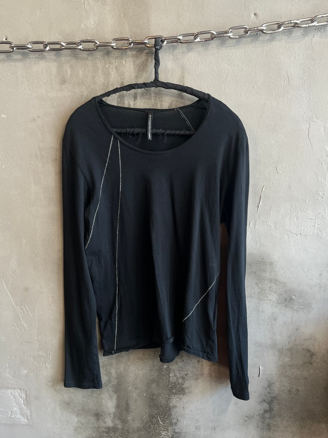 블랙바렛 스카스티치 롱슬리브 티셔츠 상품이미지1