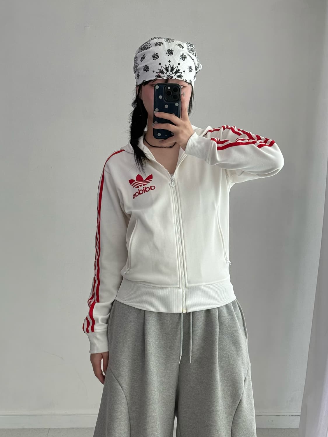 아디다스 화이트 레드 후드져지 상품이미지3