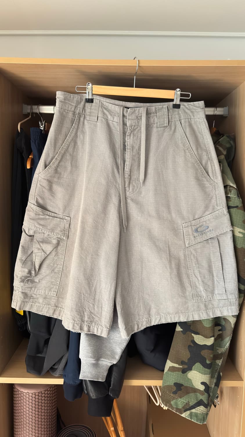 발렌시아가 카고 버뮤다 쇼츠 상품이미지1