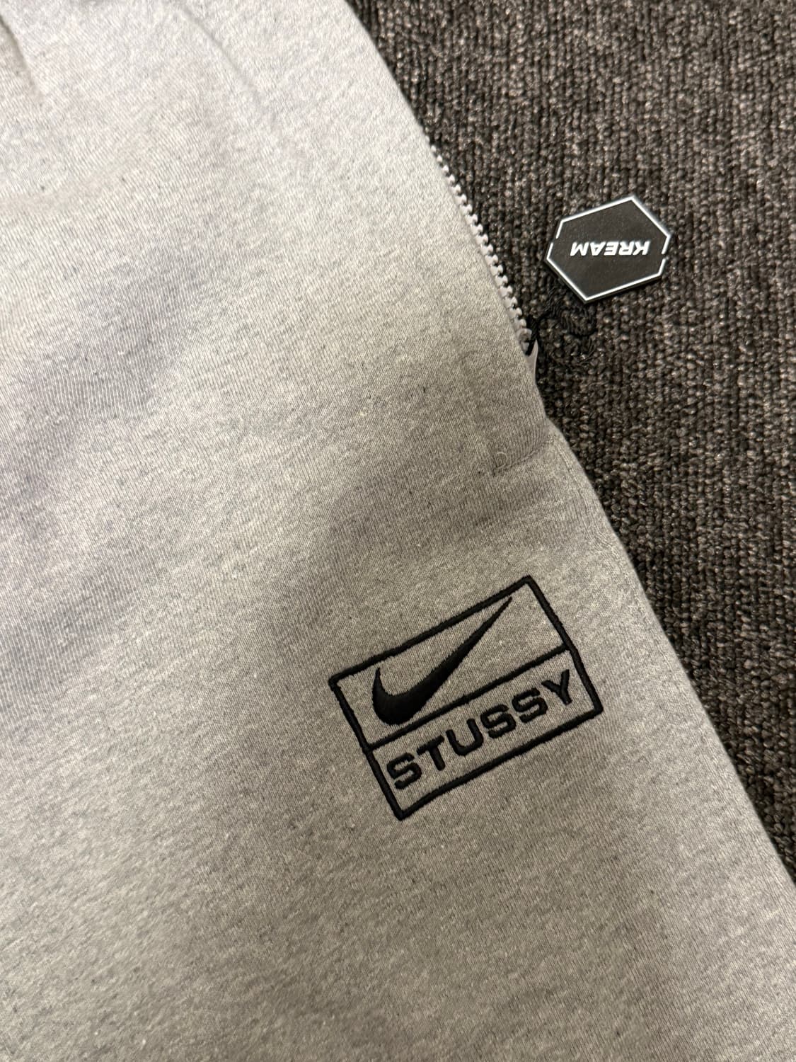 [S] 나이키 x 스투시 NRG 플리스 팬츠 다크 그레이 헤더 상품이미지2