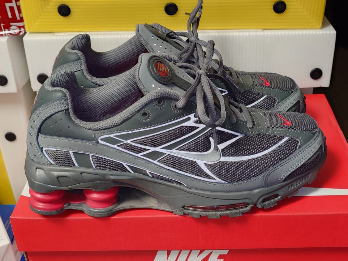 [270] 나이키 샥스 라이드2 스모크 그레이 유니버시티 레드 상품이미지1