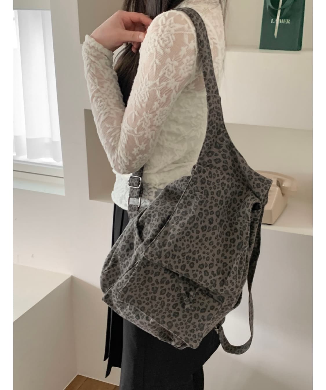 Grey Leopard Backpack 상품이미지3