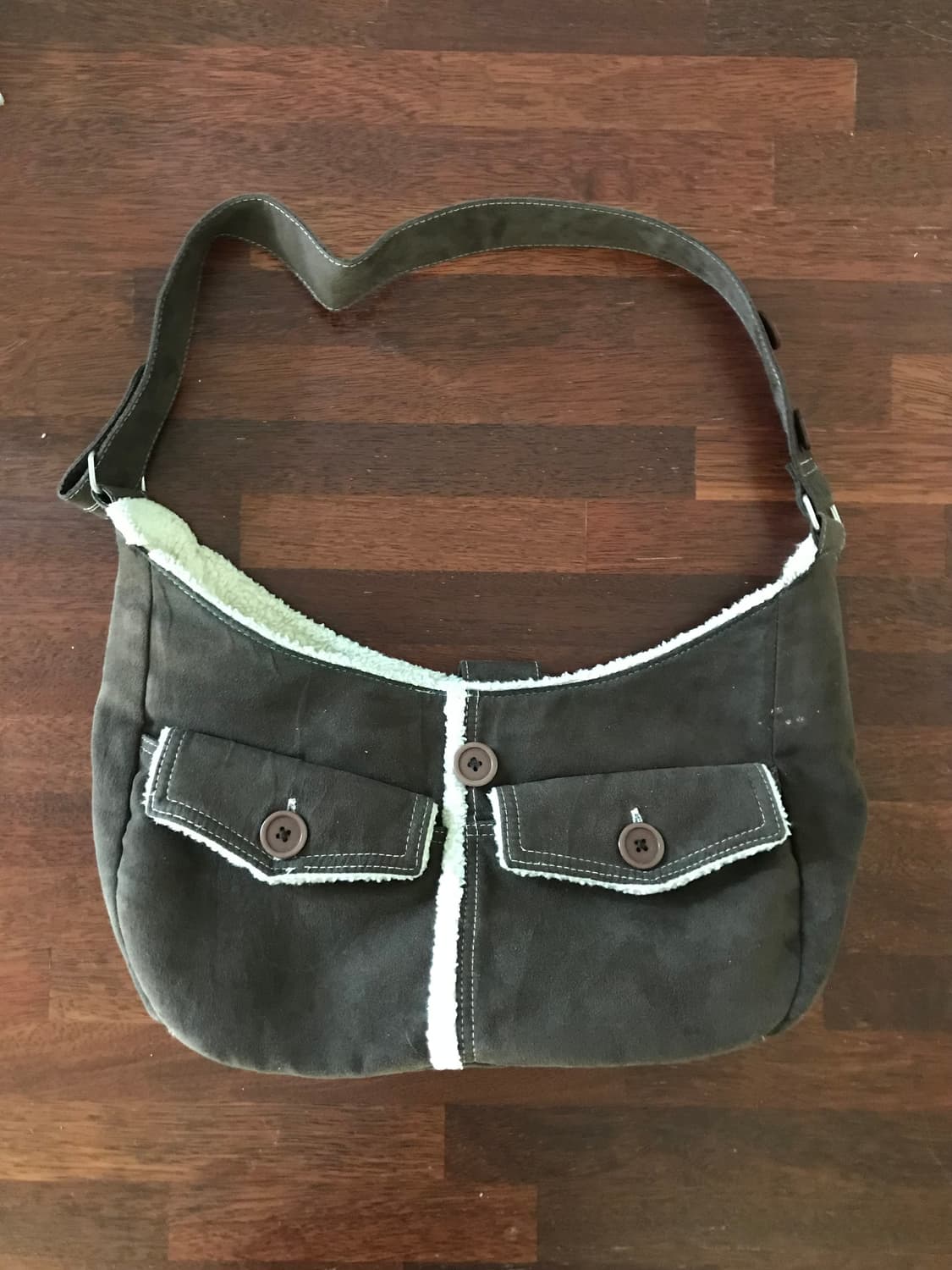 휘귀) 핀터 브라운 겨울 숄더백 포켓 무스탕 가방 단추 디테일 상품이미지1